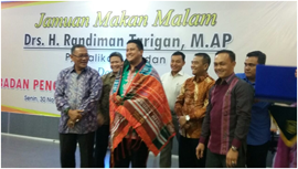 Seorang kakek lanjut usia (lansia) di dampingi keluarganya memberikan hak pilih suara pada Pemungutan Suara Ulang (PSU) tanggal 22 Maret 2016 di Kabupaten Muna , Sulawesi Tenggara.